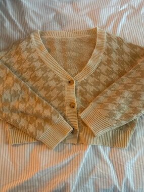 SHEIN Cream Houndstooth Cropped Button-Front Cardigan